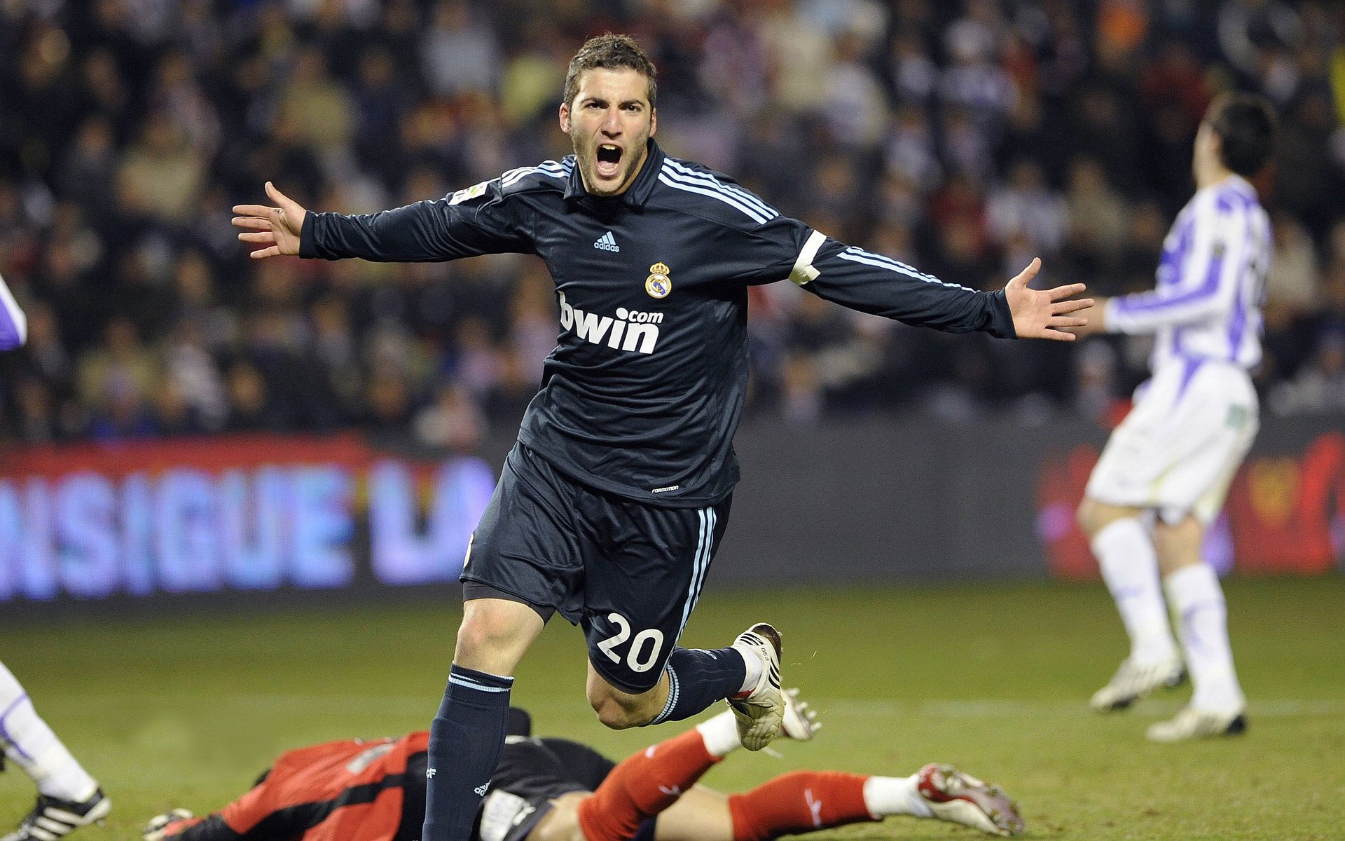 ac米兰足球队-欧冠最新动态:八强对阵一览,谁能晋级?,欧冠8强对阵揭晓2020